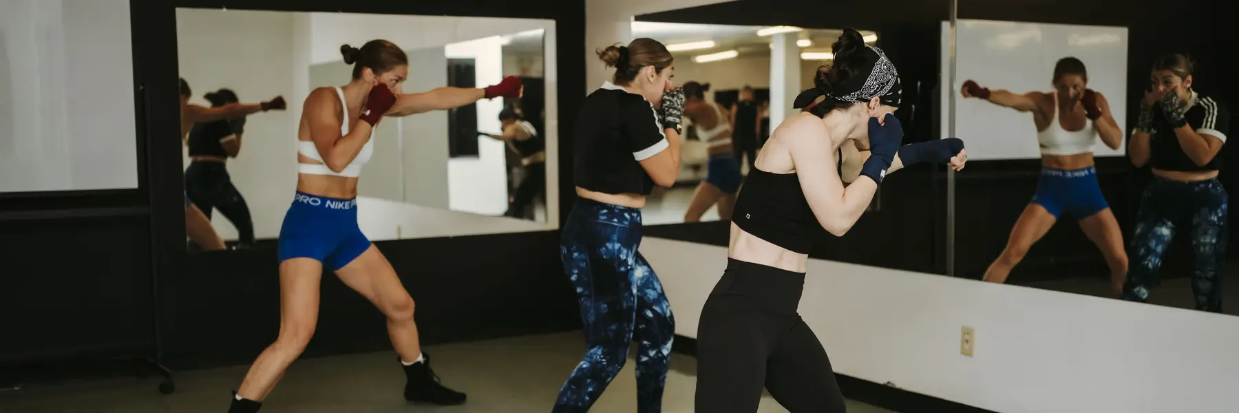Participantes du cours de groupe pour femmes à l'entraînement