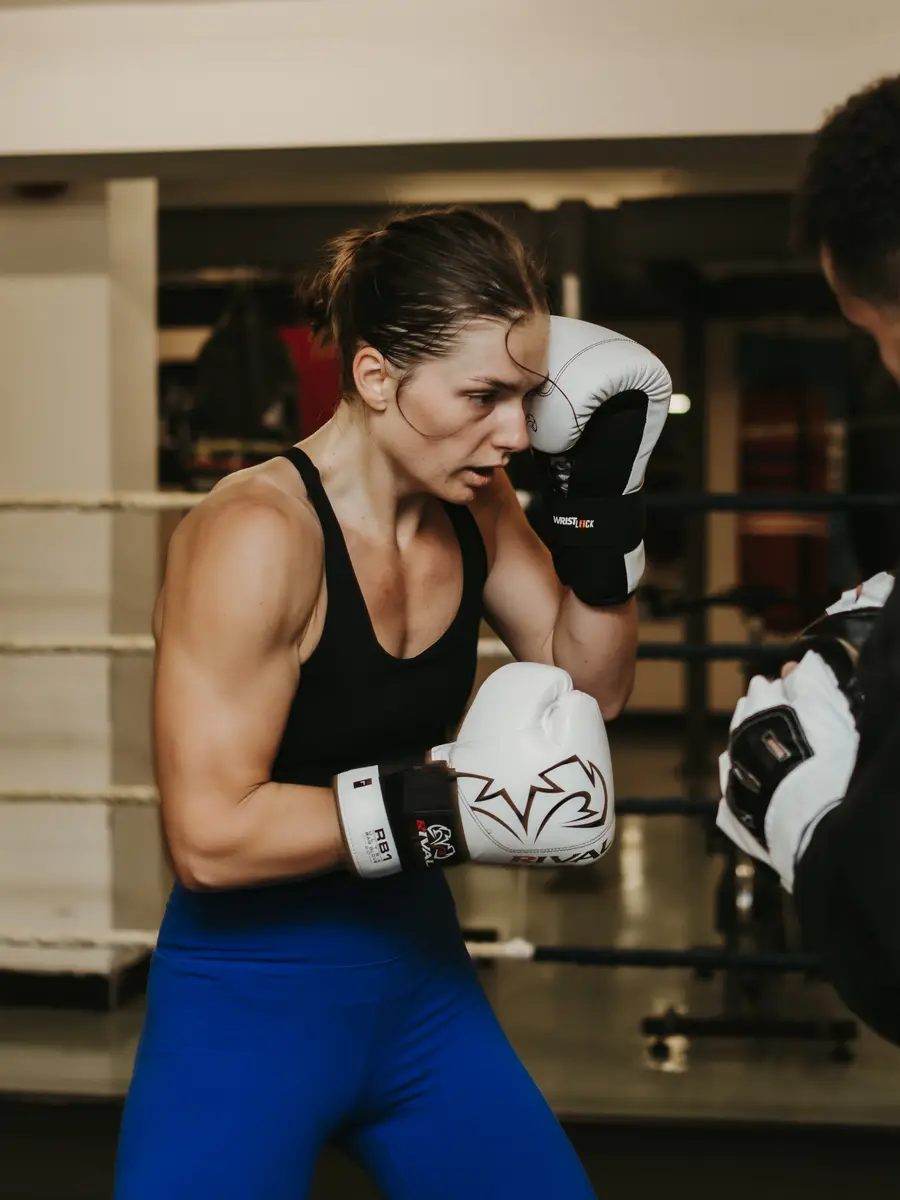 Boxeuse en garde pendant un entraînement au gymnase